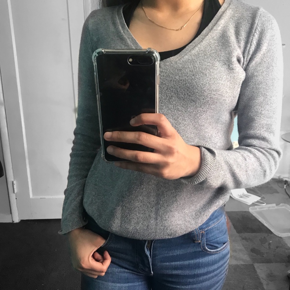 GRAY V-NECK SWEATER